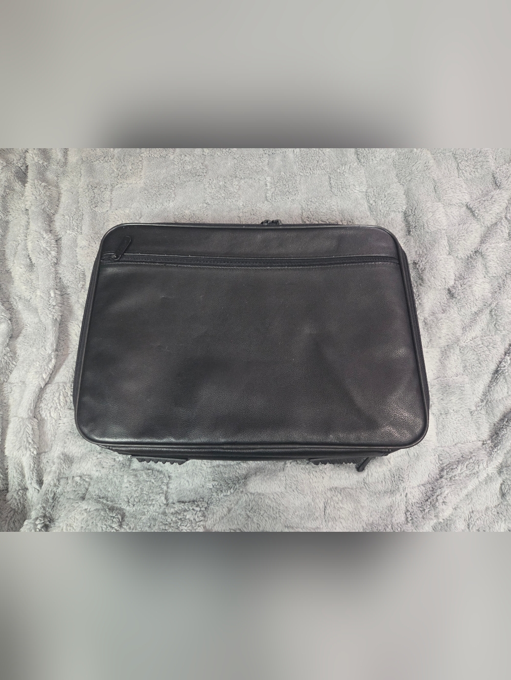 Targus Black Laptop Bag with Red Stitching - Picture 2 of 10